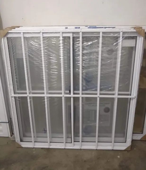 Janela com grade de alumínio branco - Foto 3