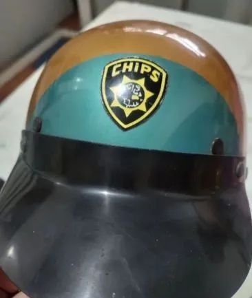 Capacete Antigo de Policial-Chips