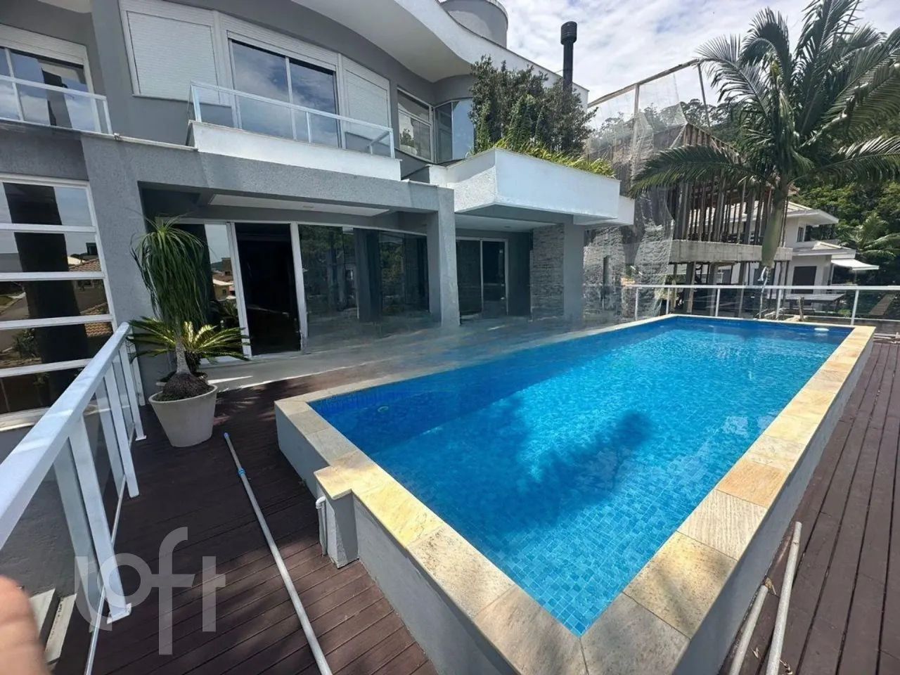 Linda casa em condomínio à venda em Florianópolis - Alto Padrão e Seguro