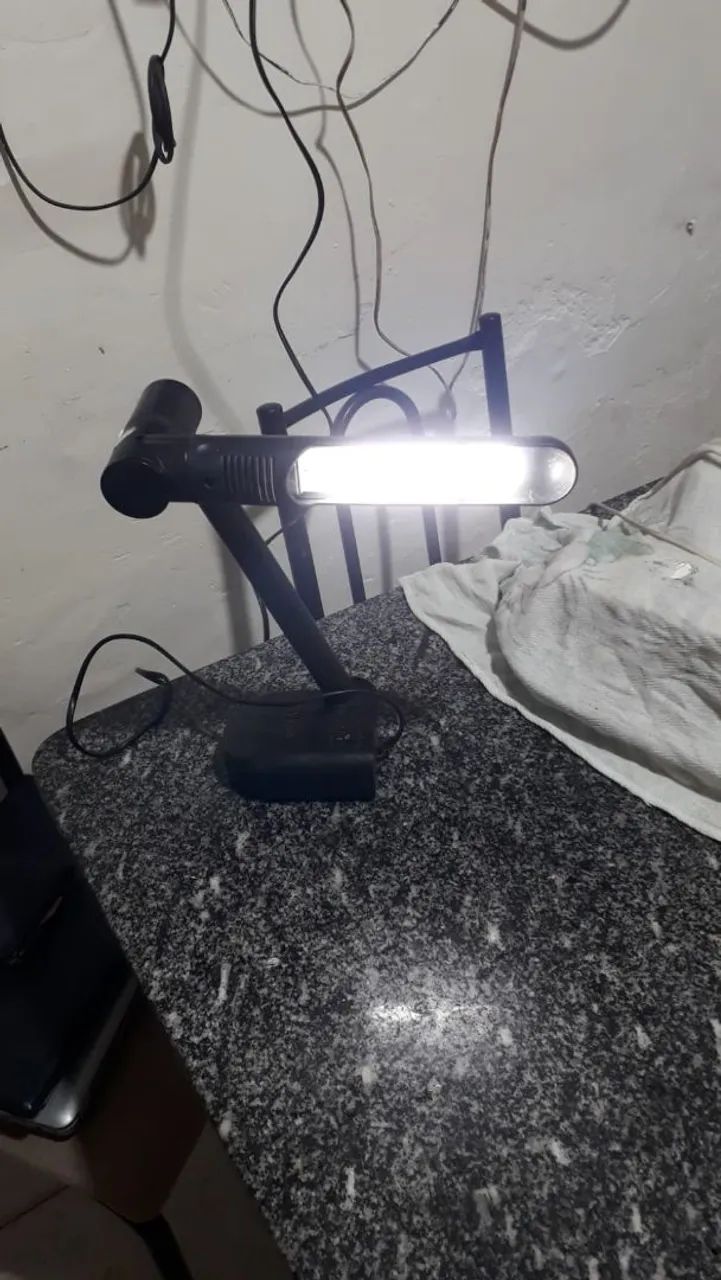 Luminária de mesa com lâmpada fluorescente