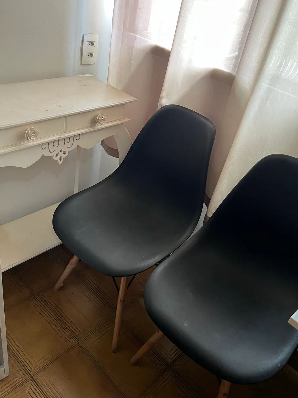 Par de cadeiras e mesa auxiliar