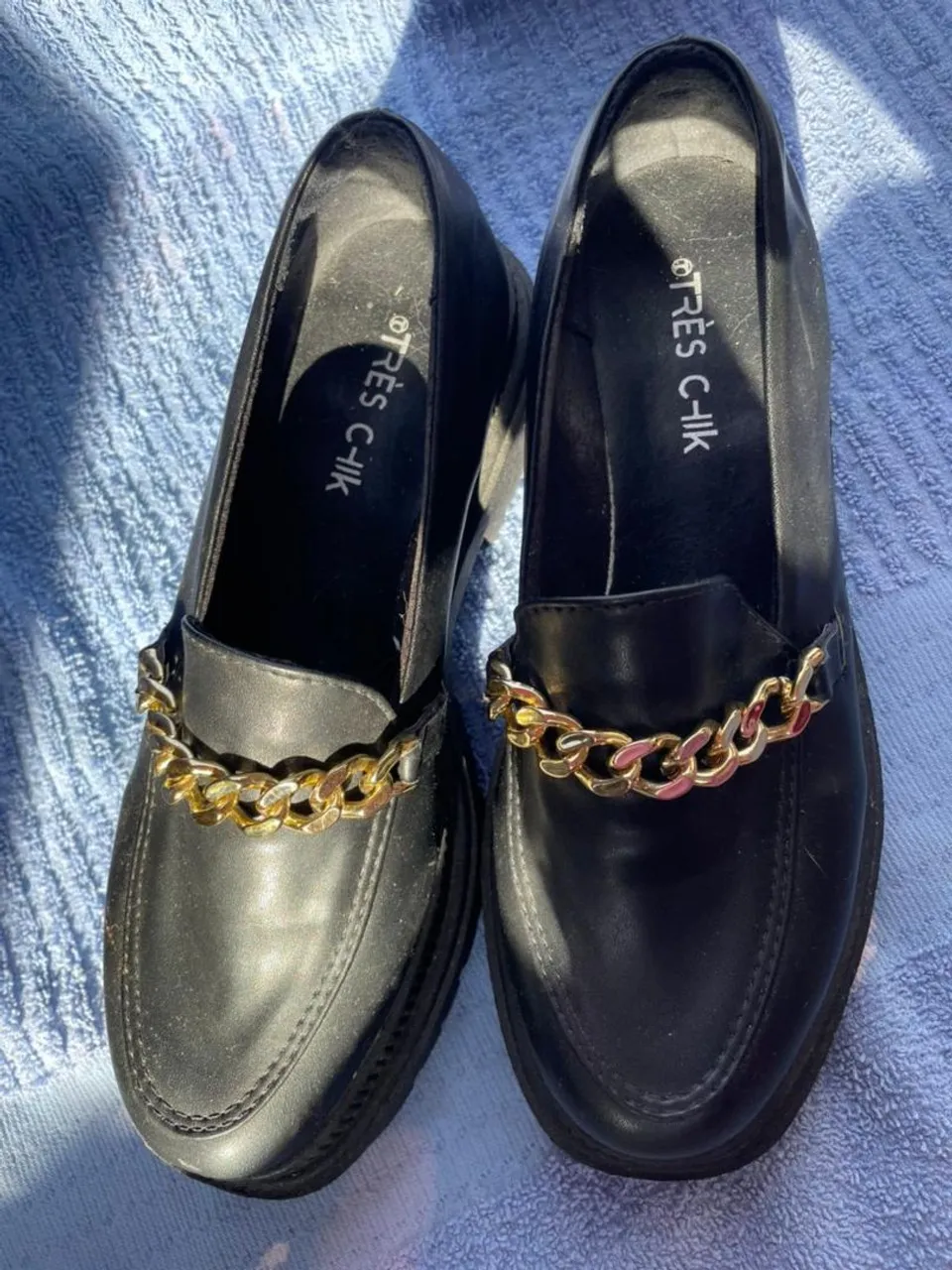 Loafer Preto Trés Chic com Detalhe em Corrente Dourada