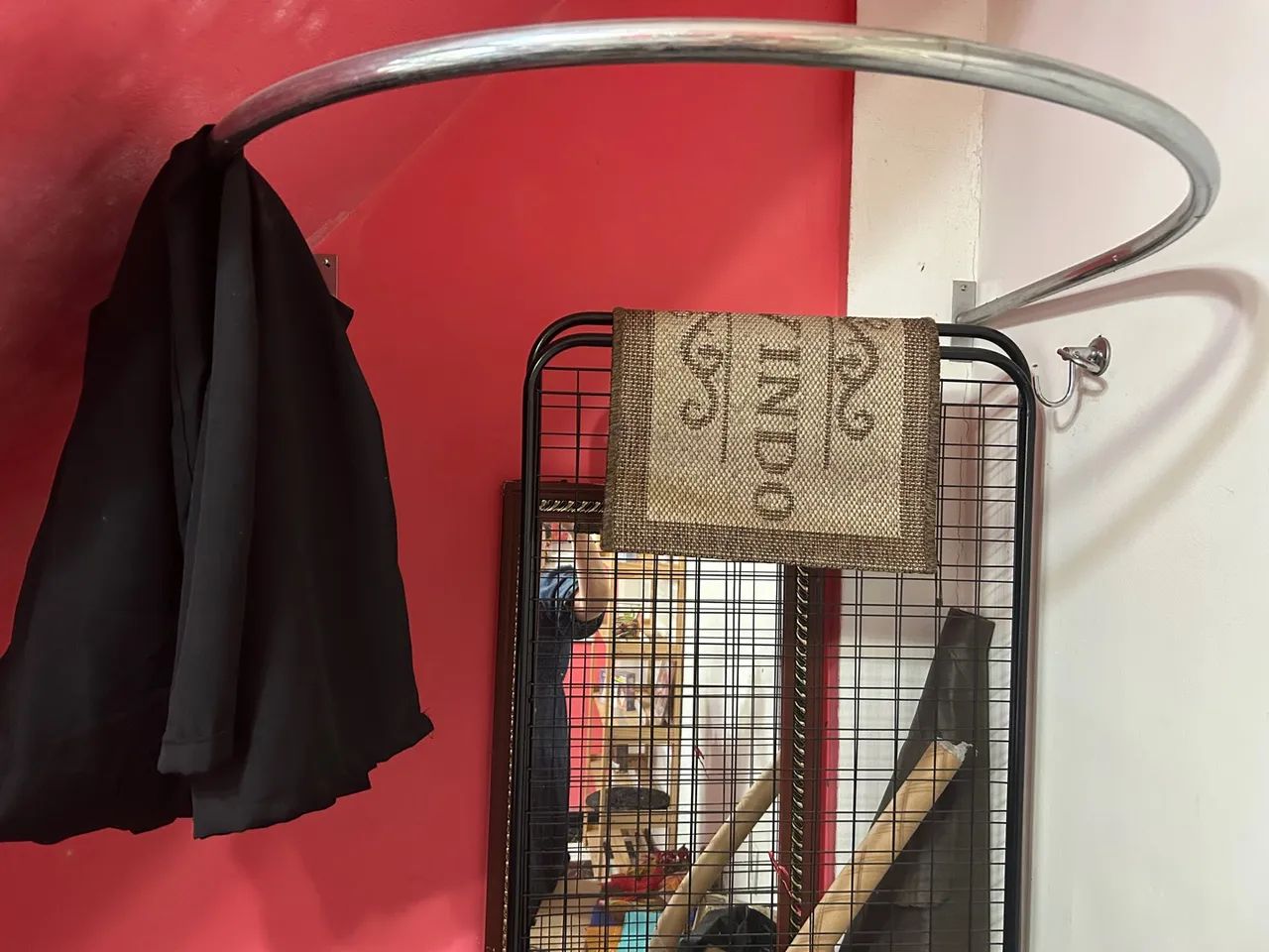 Provador com cortina mais arara de roupas