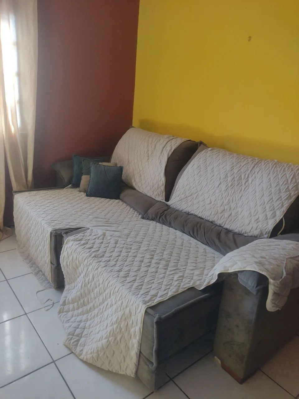 Sofá retrátil cinza de 3 lugares - Foto 2