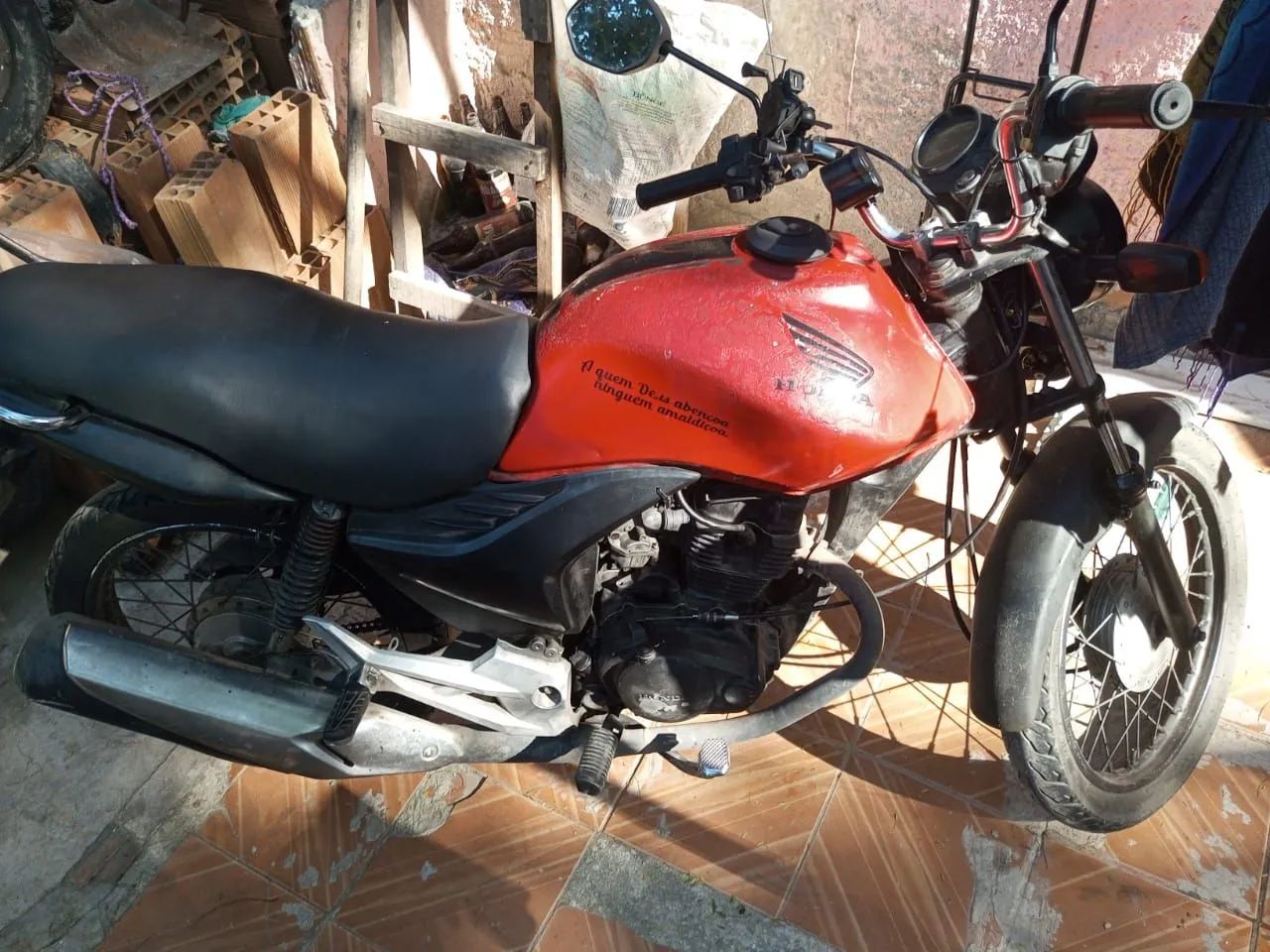 Vende -se titan 125 ano 2010 em dia só transferir motor feito está zero pneu novos  - Foto 3