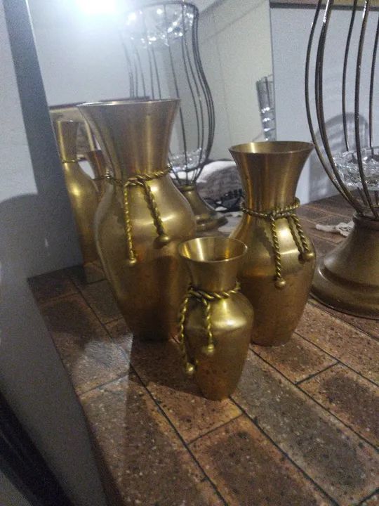 Jogo de Vasos Decorativos em Metal Dourado - Foto 2