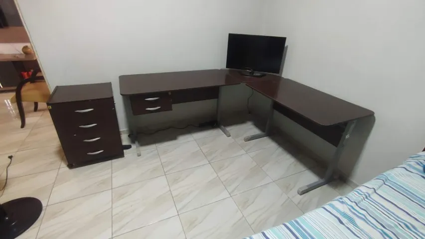Mesa de Escritório em L com gavetas + Gaveteiro