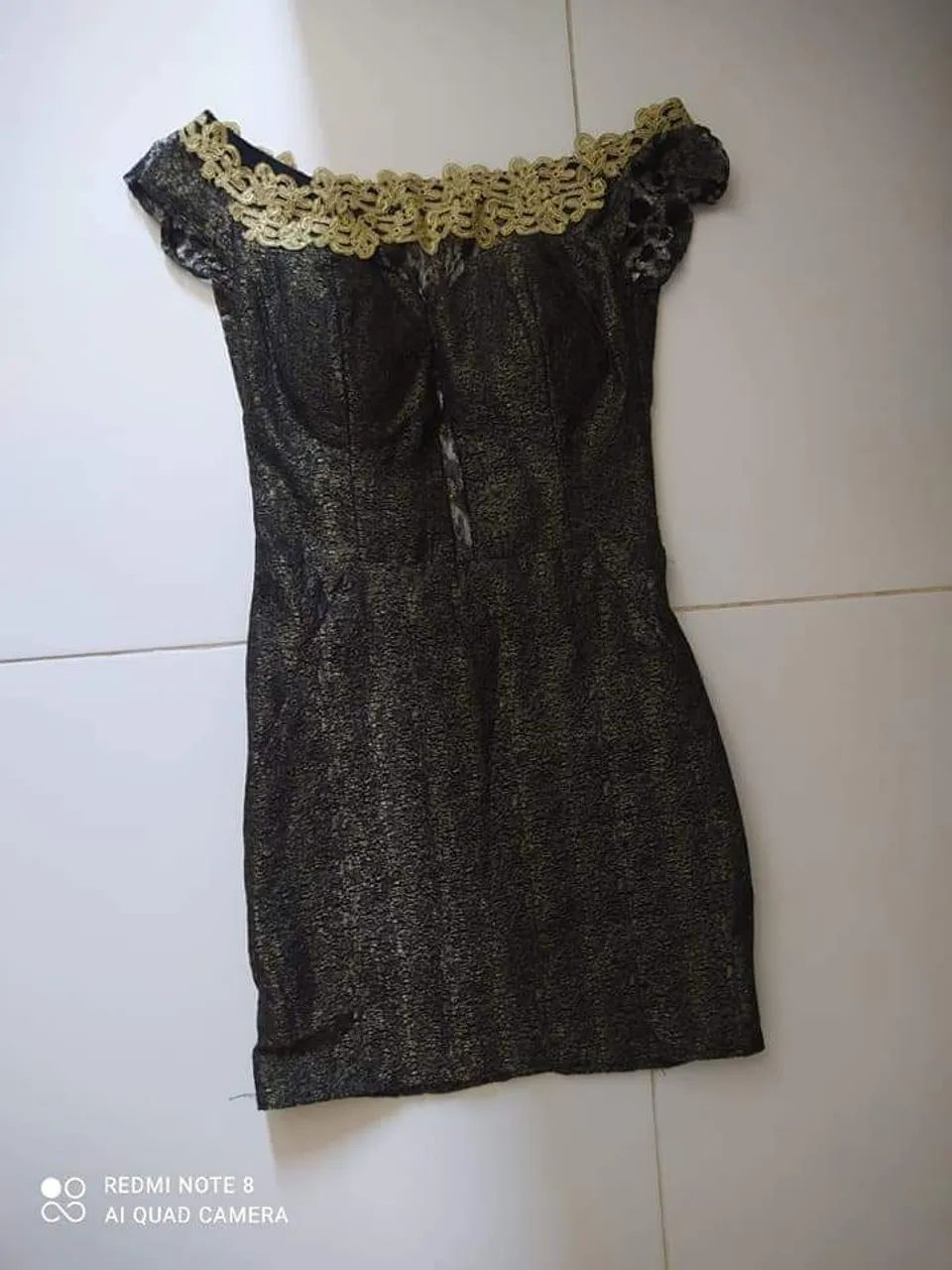 Vestido preto com detalhes dourados