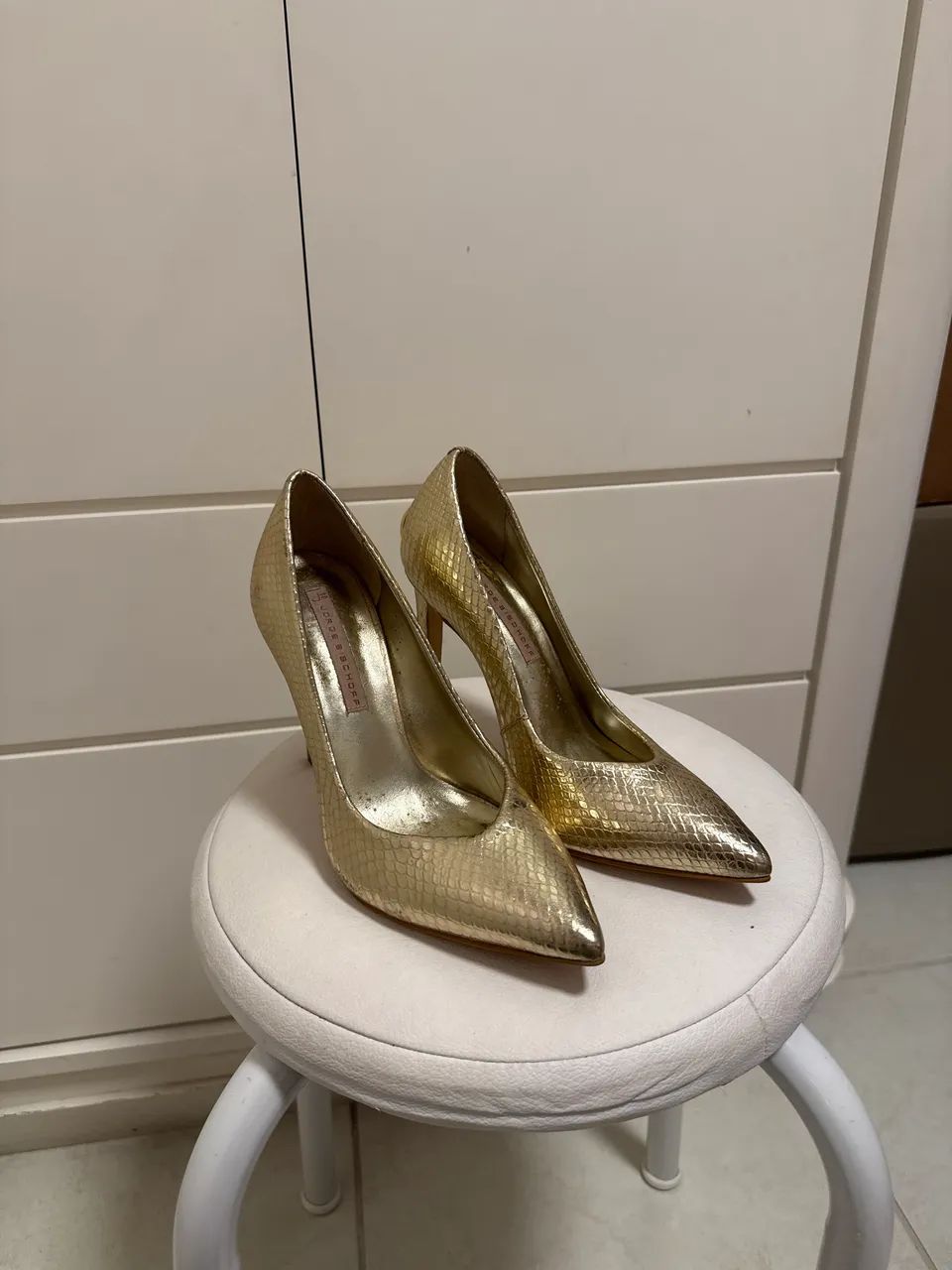 Scarpin Jorge Bischoff Dourado - Tamanho 34