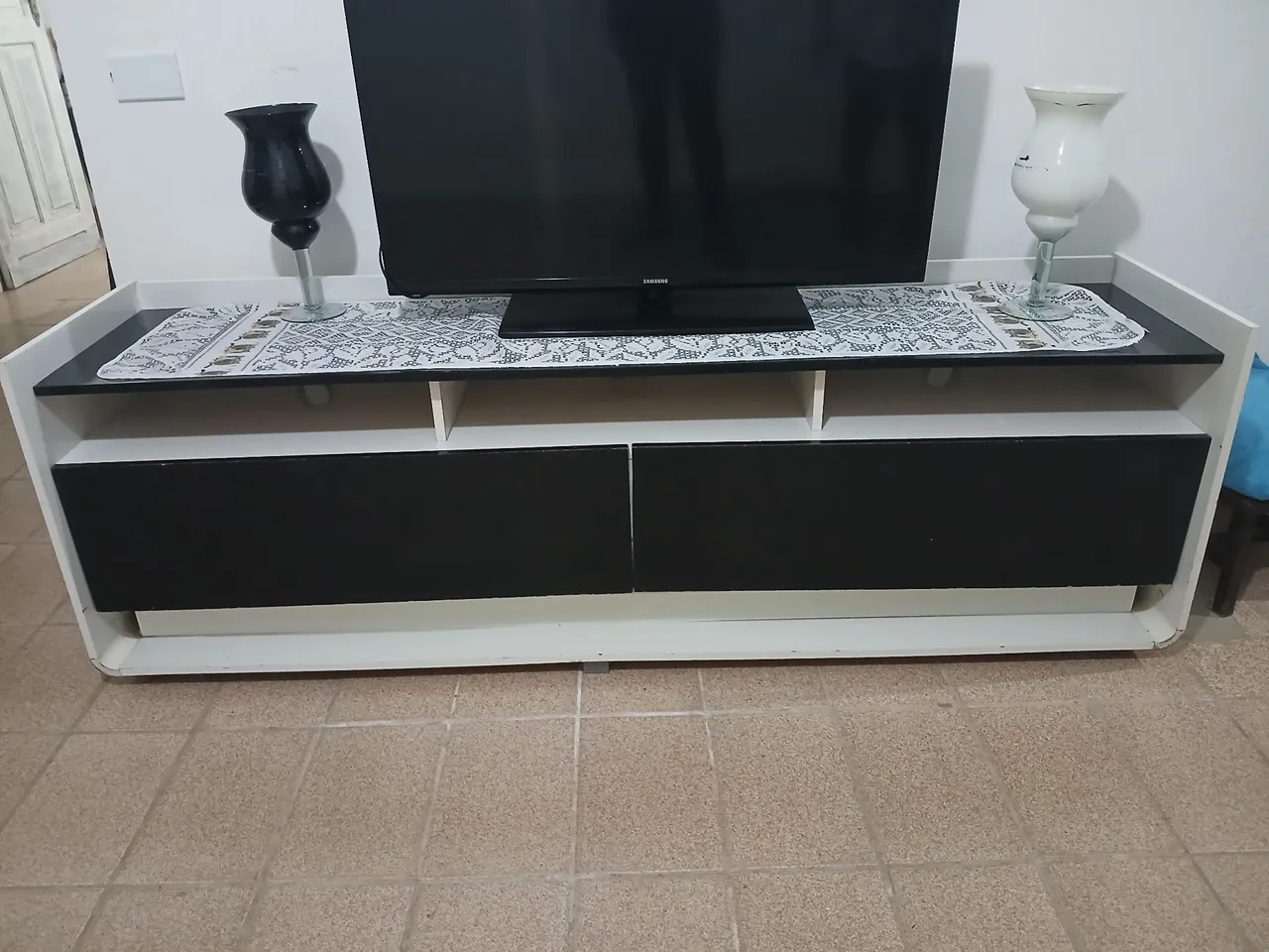 Rack com duas gavetas e mesa com vidro
