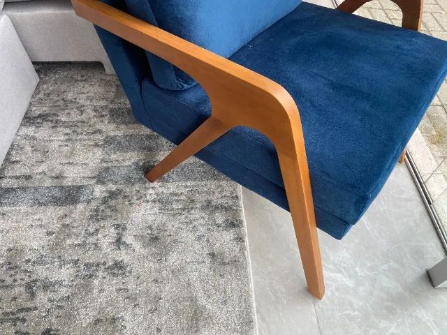 Poltrona design moderno com estrutura maciça no veludo azul  - Foto 2