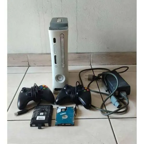 Xbox 360 fat,completo com 2 controles e 35 jogos no HD
