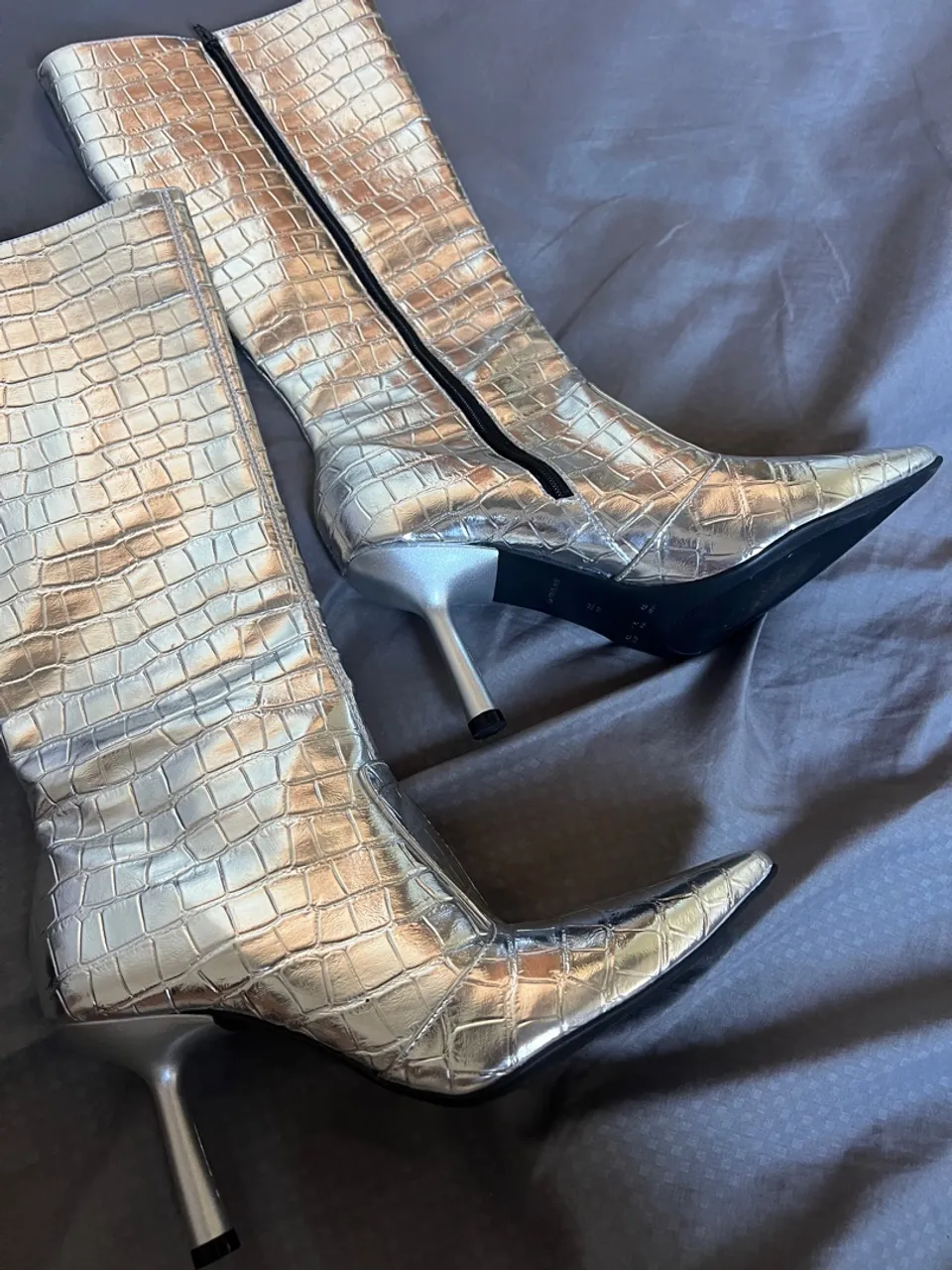 Botas de salto alto prateadas nunca usadas