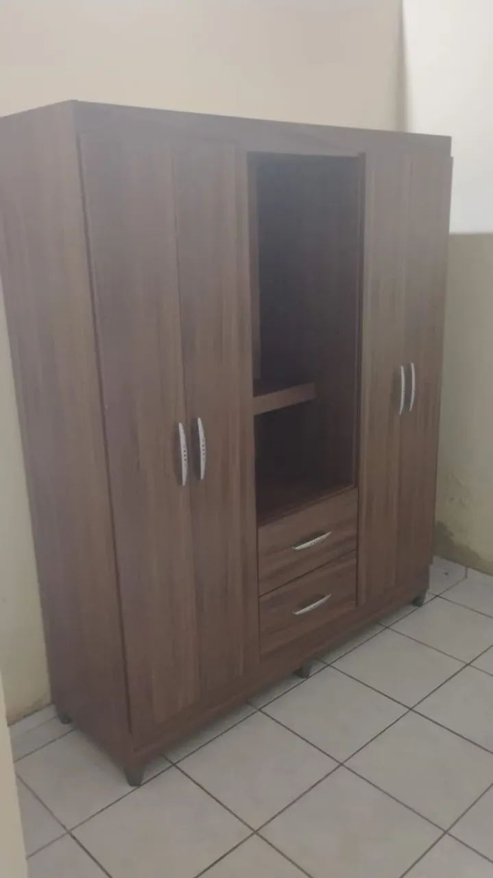Guarda-Roupa 4 Portas Amadeirado com espelho capelinha 