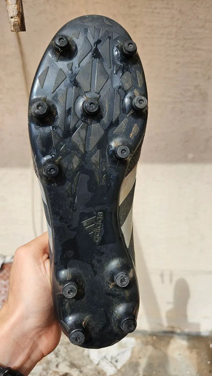 Chuteira Adidas 40 - Pouquíssimo uso - Foto 5