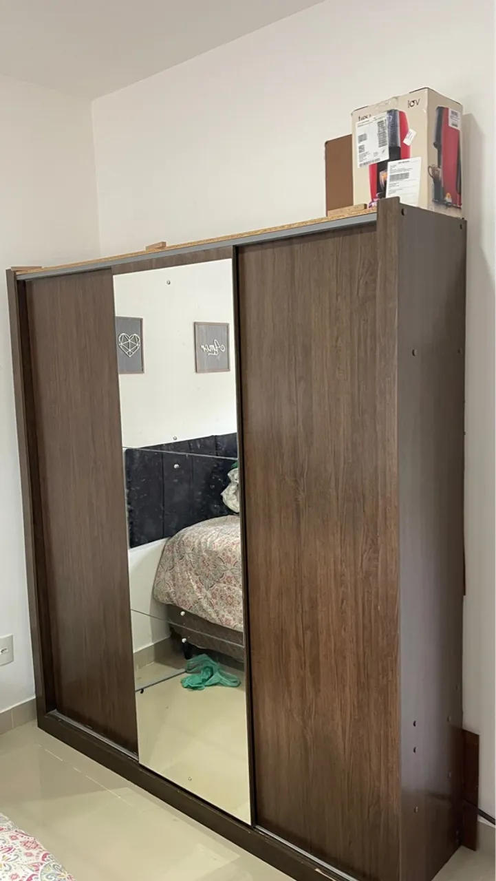Guarda-Roupa de Casal com Espelho e 3 Portas de correr em MDF.
