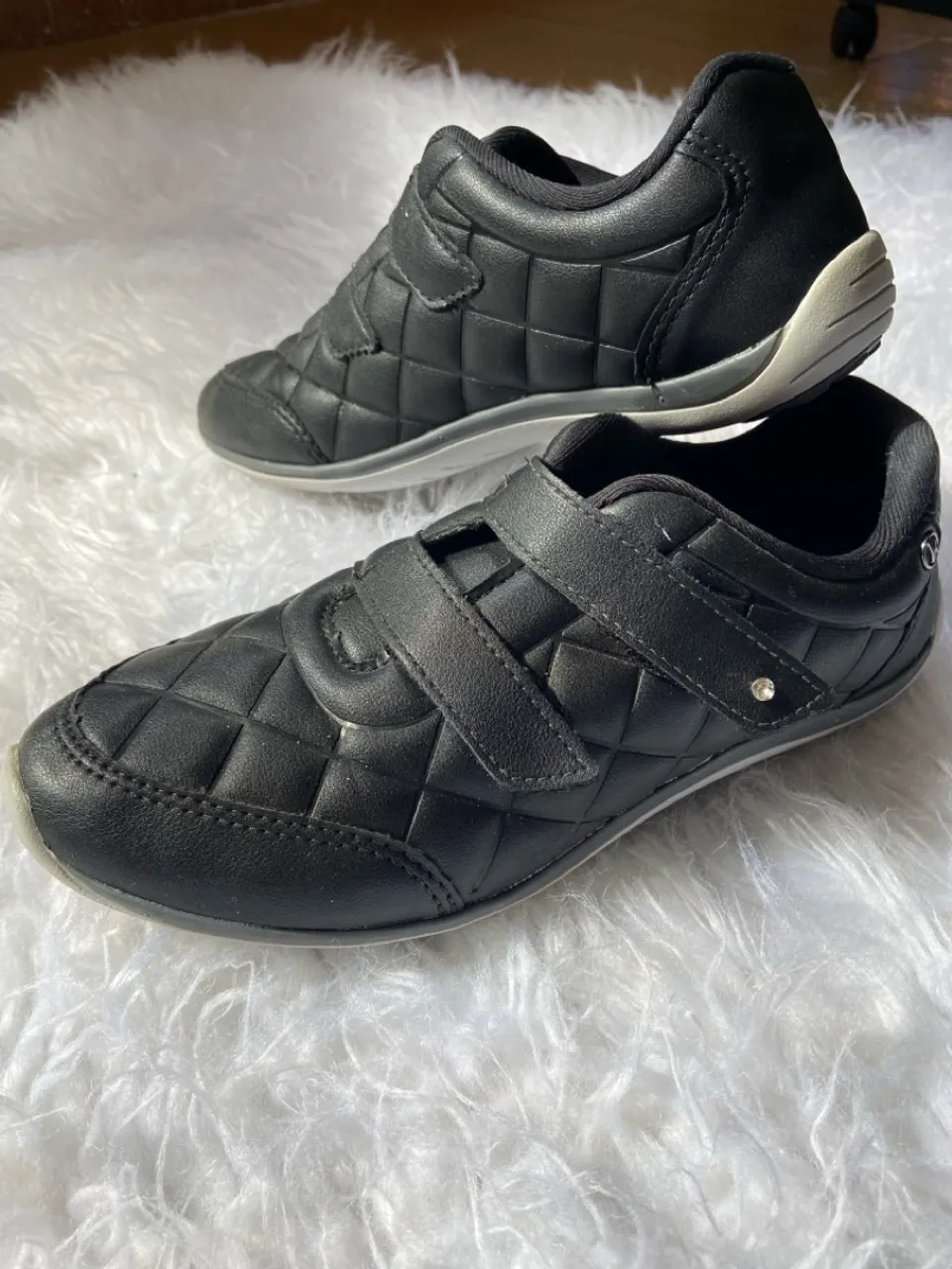 Tênis preto com detalhes acolchoados