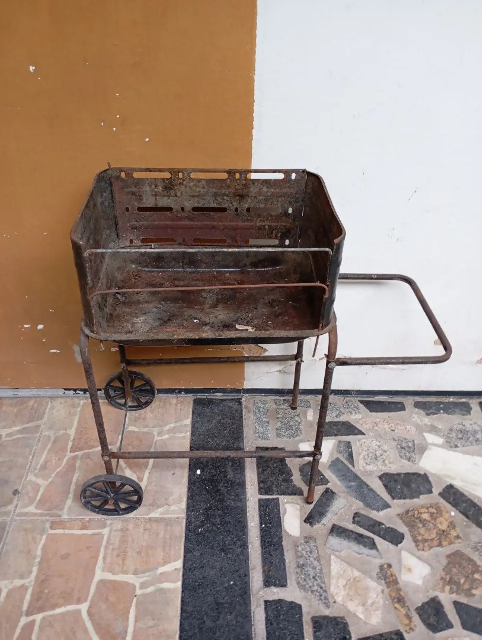 Churrasqueira de Ferro com Rodas