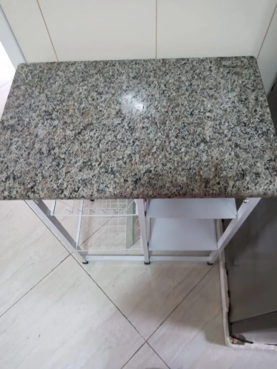 Mesa Auxiliar com Tampo de Granito