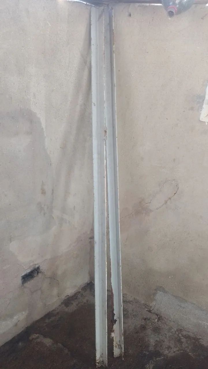 Portão feito de barra chata,em perfeito estado so estalar medindo 1,35x1,50 - Foto 2