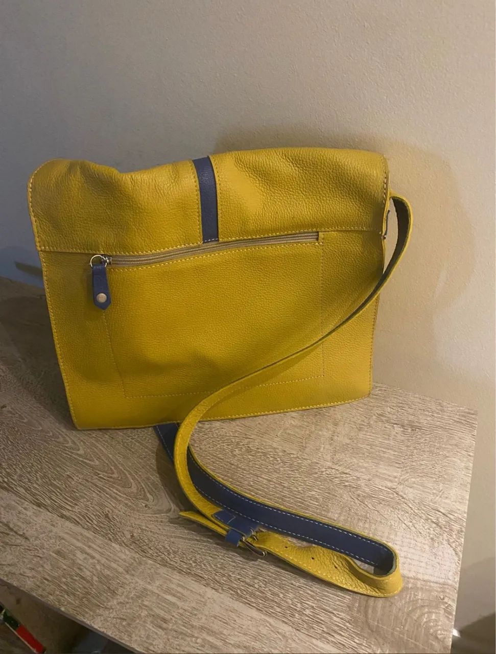 bolsa m leve couro - mostarda/azul soulier - seminova alt 25cm x larg 32cm x prof 10,5cm - Foto 4