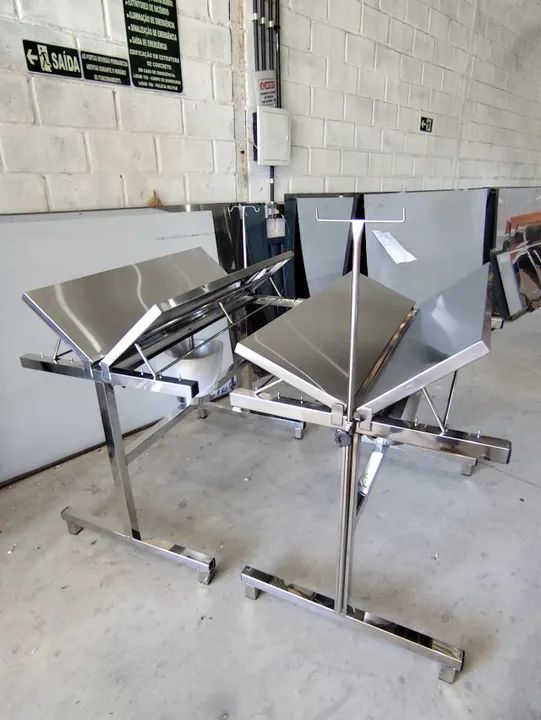 Mesa Calha em Inox para Clínicas e Hospitais Veterinários - Praticidade e Higiene