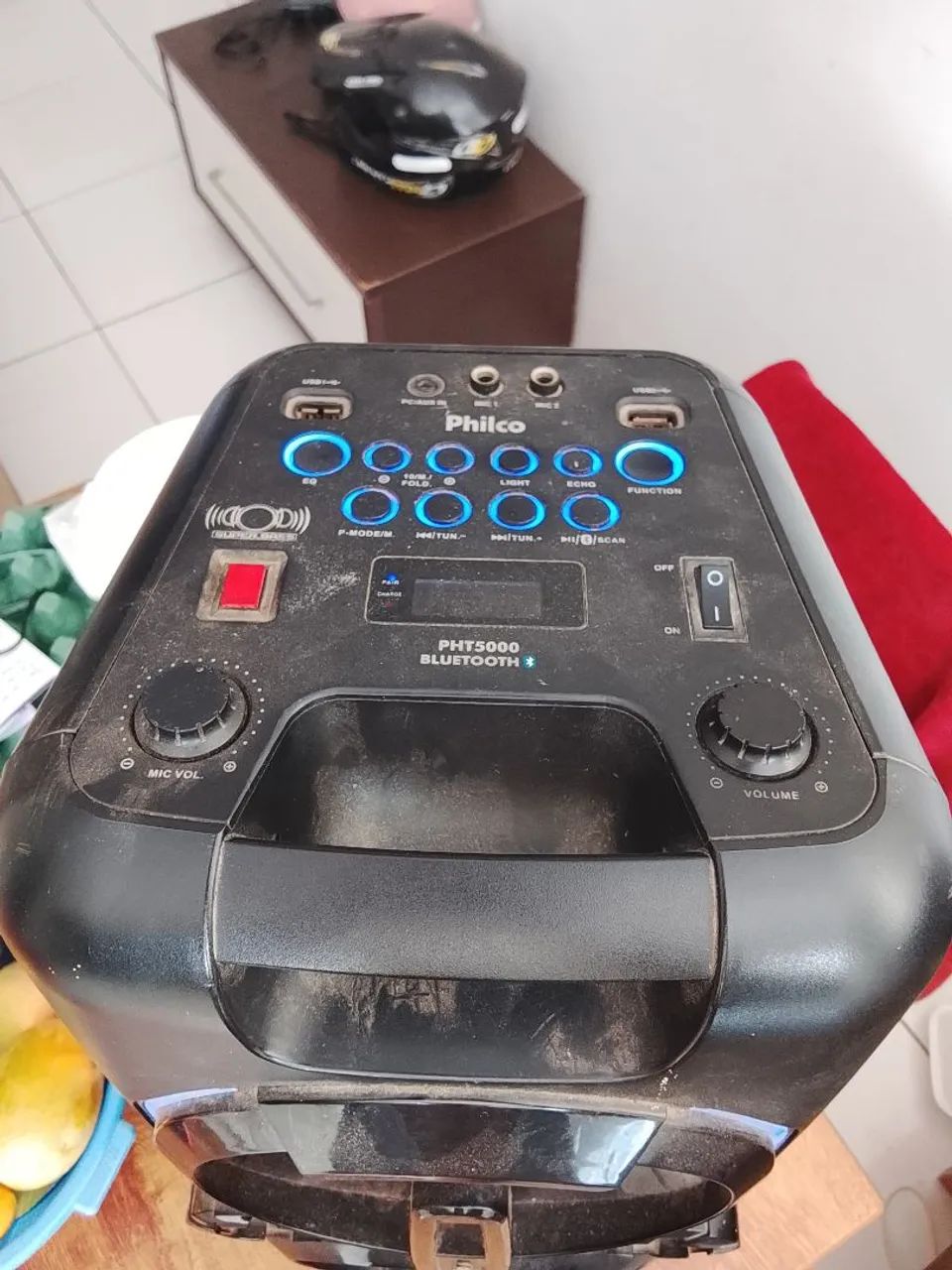 Vendo caixa de som da marca PHILCO obs: TÁ PEGANDO SOMENTE NA TOMADA bateria arriou TROCAR
