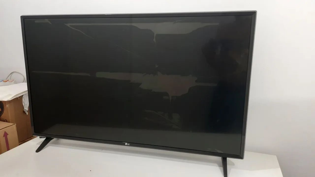 tv 43 polegadas smart LG 3 anos de uso com a tela rachada 