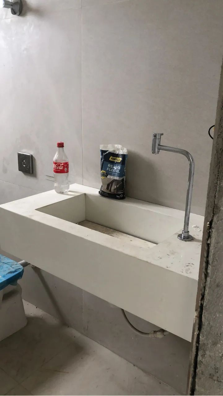 2 Toilets and 2 Countertops in Porcelain Tile64728432654082120