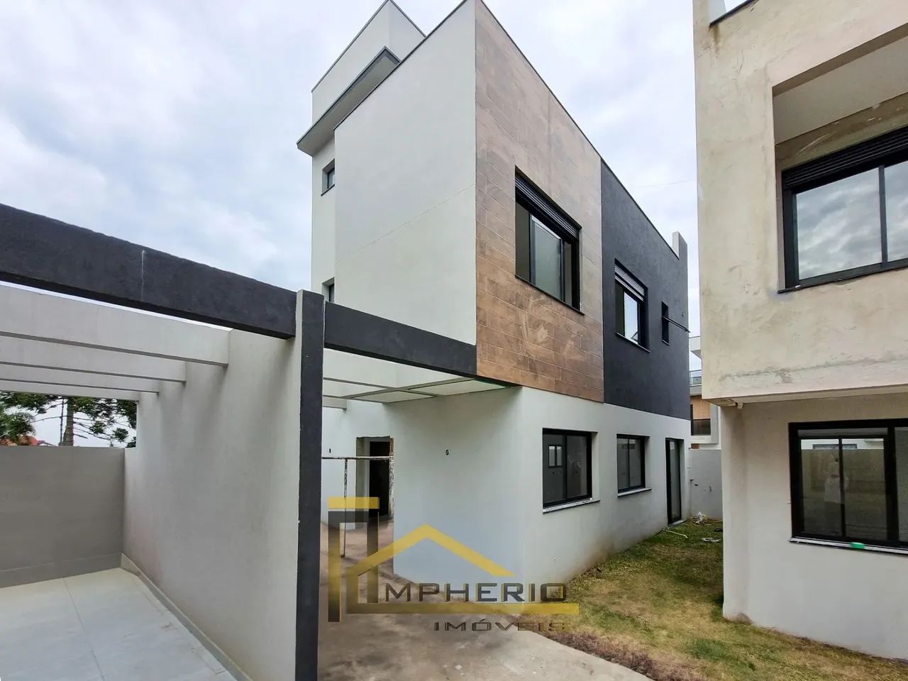 Casa em Condomínio à Venda em Curitiba-PR, Bairro Uberaba: 3 Quartos, 1 Suíte, 3 Salas, 1 