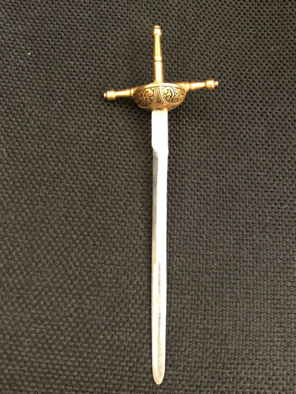 Lindo Abridor de Cartas no formato de espada florete - Em metal dourado com 16 cm