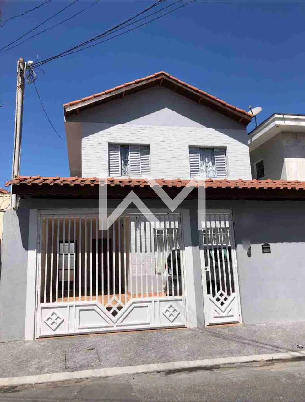 Sobrado à Venda na Vila Galvão, 3 quartos sendo uma suíte, 3 vagas, portão eletrônico, áre