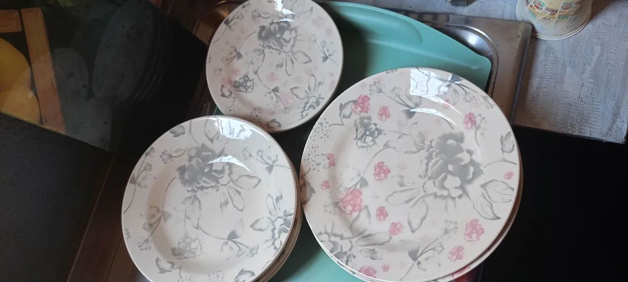 Jogo de pratos e xícaras de porcelana - Foto 3