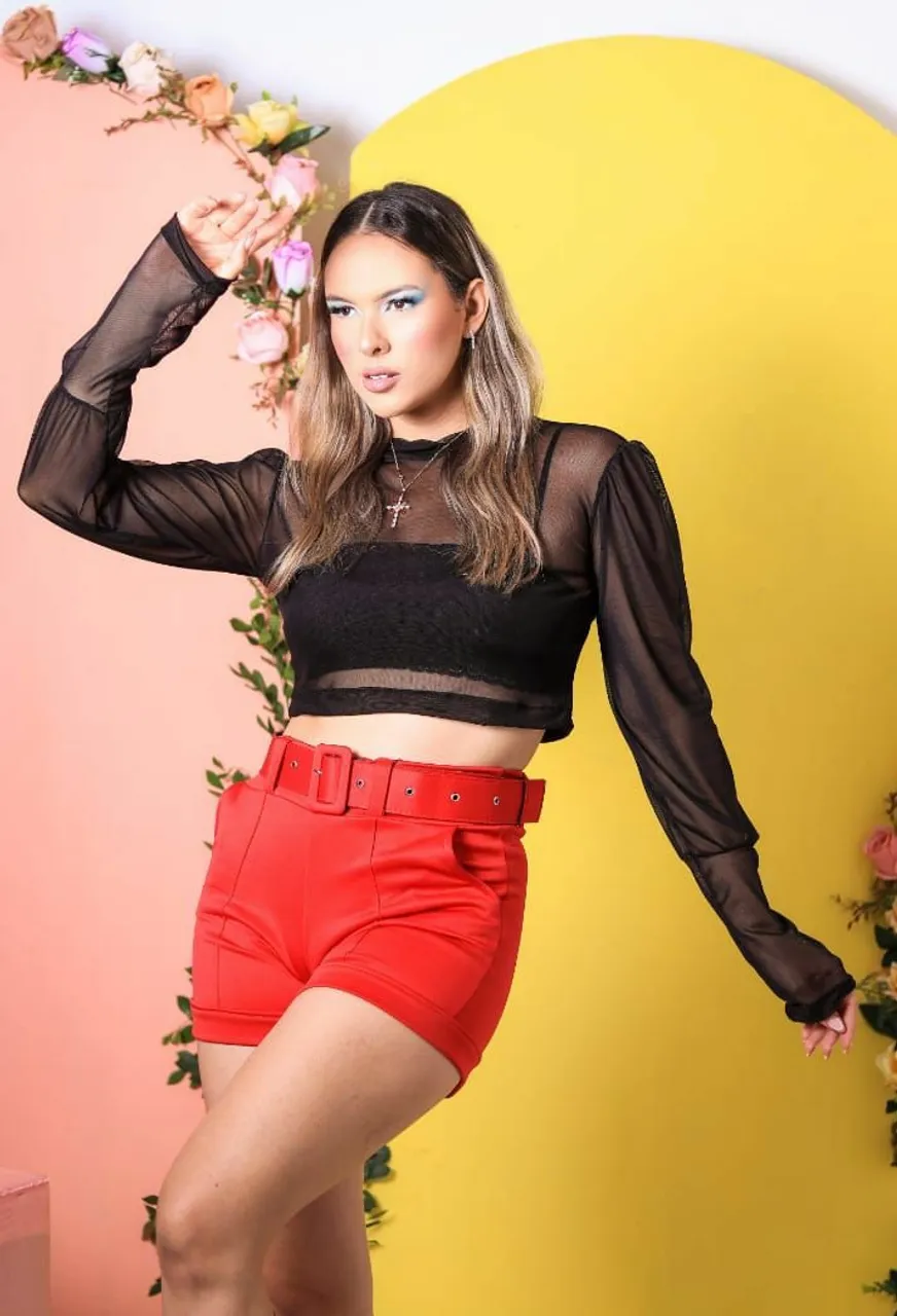 Blusa de renda preta e shorts vermelho