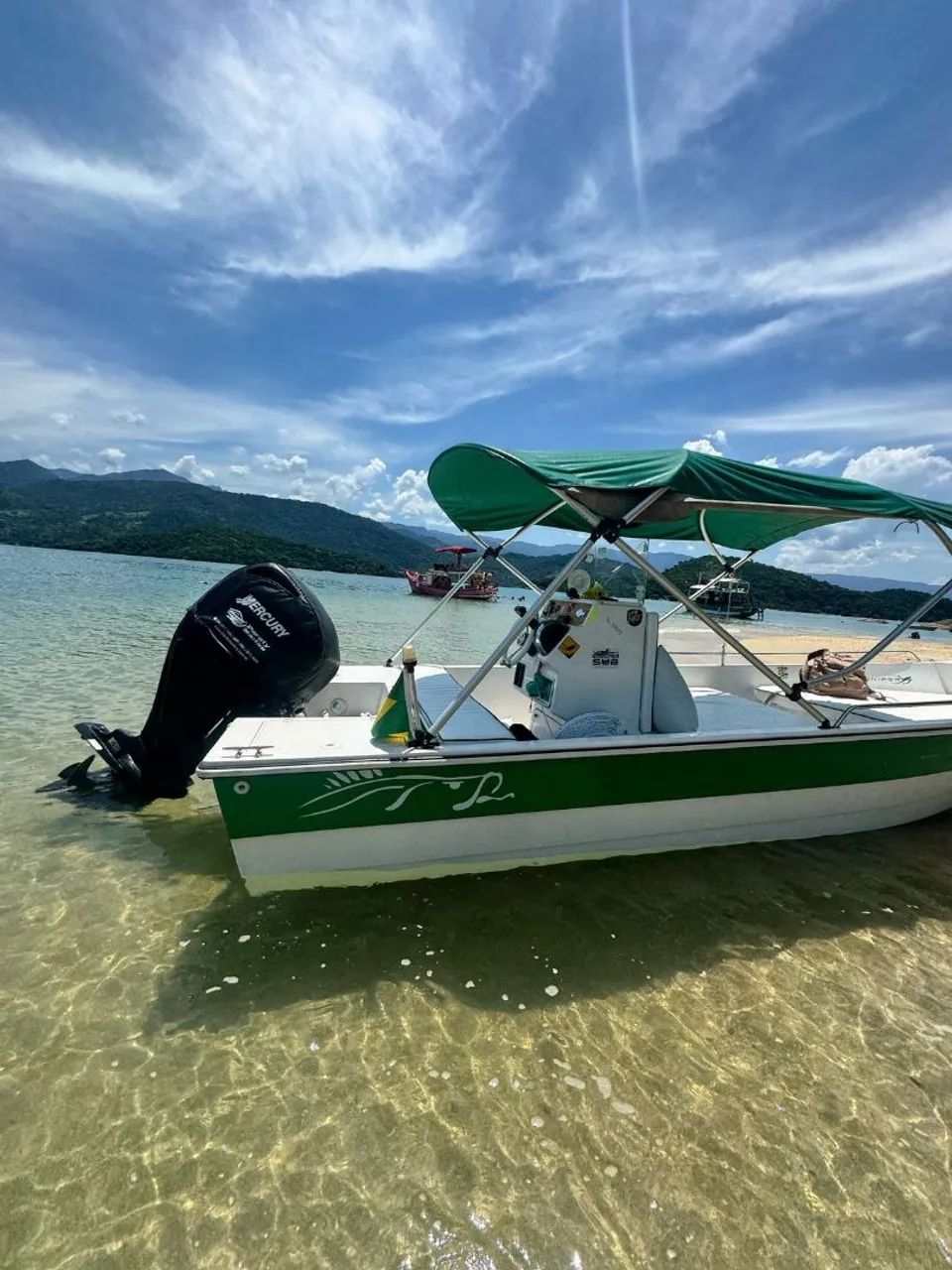 Lancha com motor Mercury - Ideal para passeios!