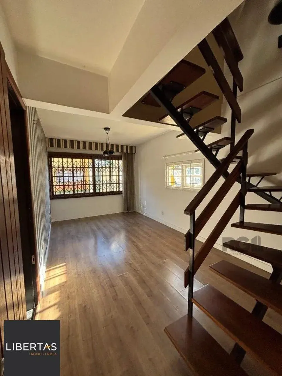 Casa sobrado 3 dormitórios, sendo 1 suites, 2 vagas - Medianeira PARA ALUGAR