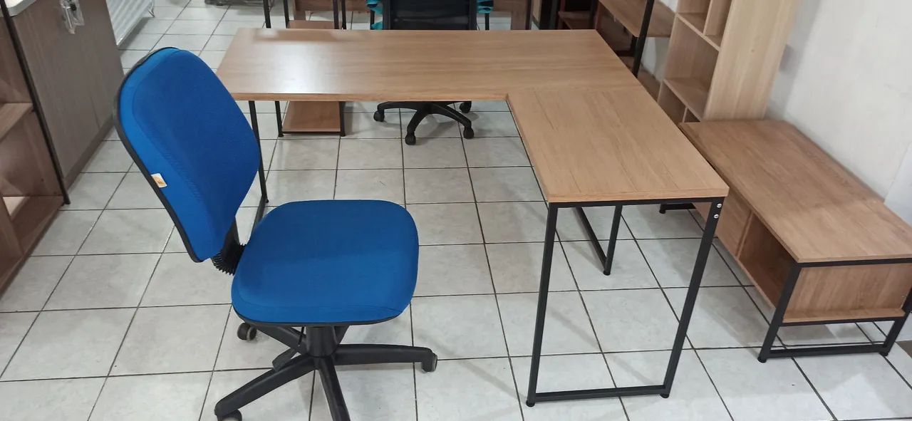 Kit mesa e cadeira giratória 