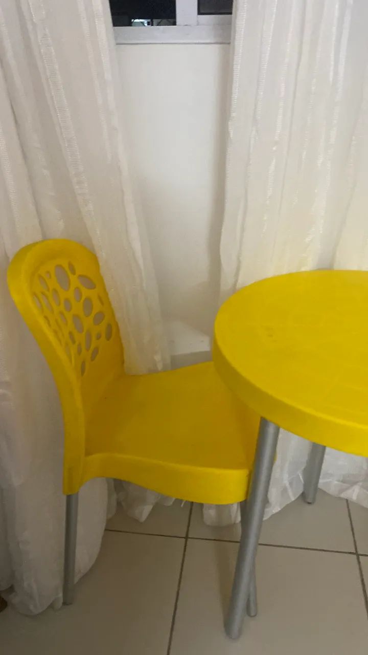 MESA COM DUAS CADEIRAS64842835037571123