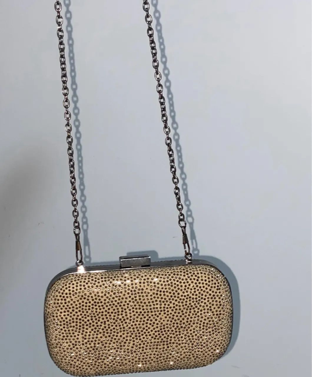 Clutch com Detalhes em Strass prateada 