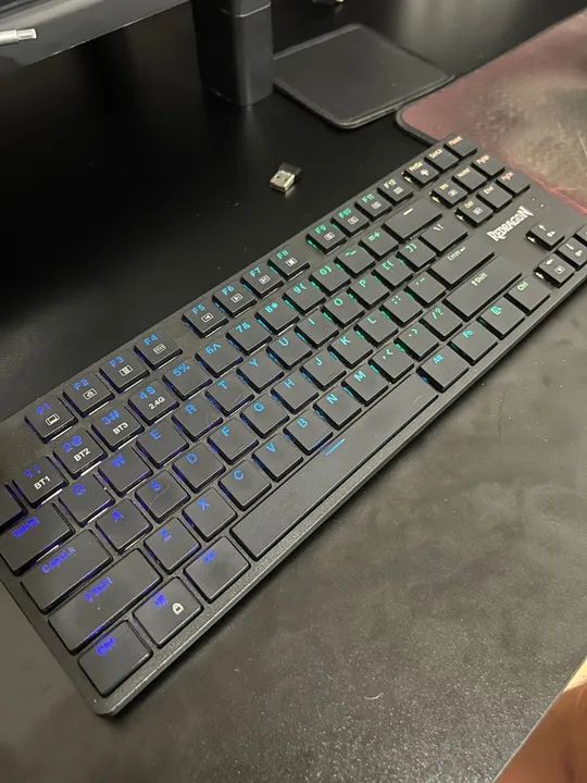 Teclado Gamer Redragon sem fio com Iluminação RGB