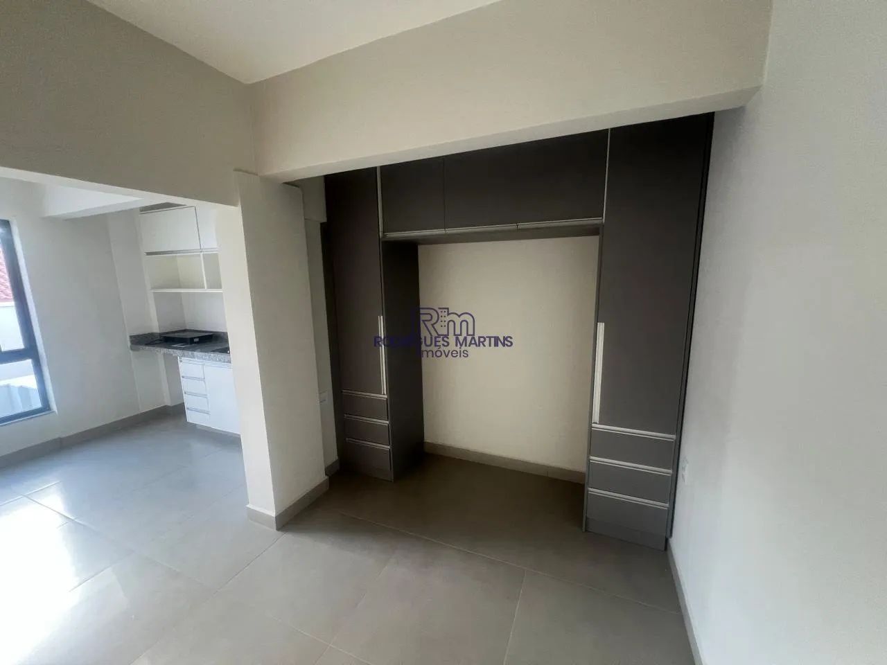ALUGA-SE STUDIO SEMI MOBILIADO NO CARLOS PRATES. - Foto 2