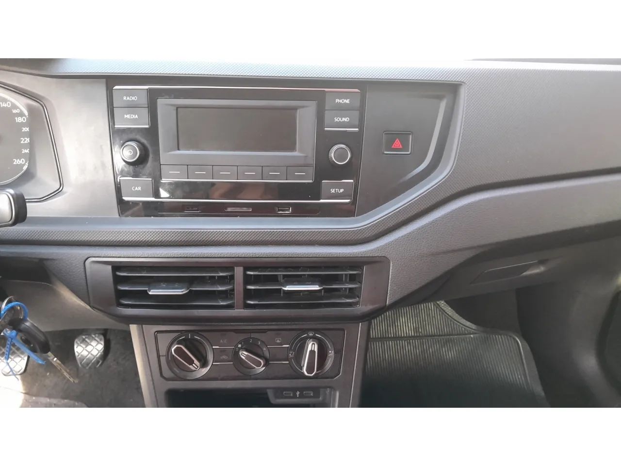 Volkswagen Polo Track 1.0 Flex 12V 5p, foto 9 de 16