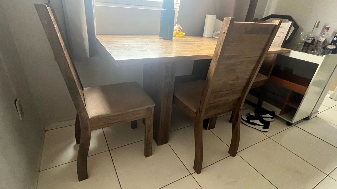 Mesa ,tem 3 cadeiras  - Foto 2