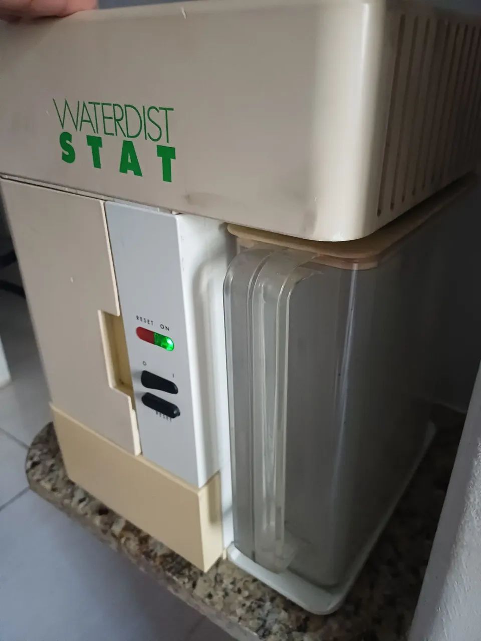 Destiladora de água funcionando e outra com defeito (para retirada de peças)