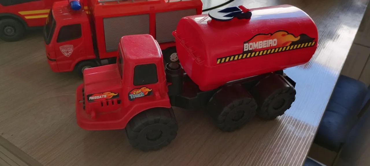 Conjunto caminhões de bombeiro de brinquedo + hidrante  - Foto 3