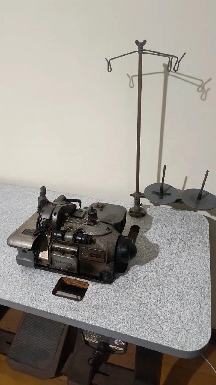 Máquina de costura industrial Overlock Singer