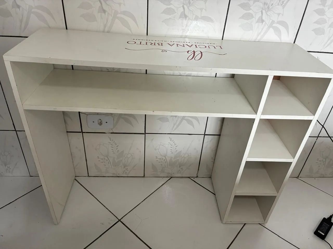 Mesa de manicure e carrinho auxiliar em ótimo estado  - Foto 2