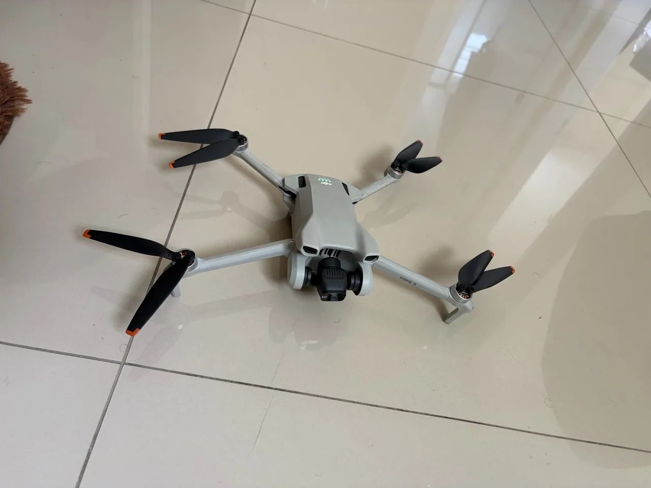 Drone DJI Mini 3 com controle com tela (RC) - Foto 2