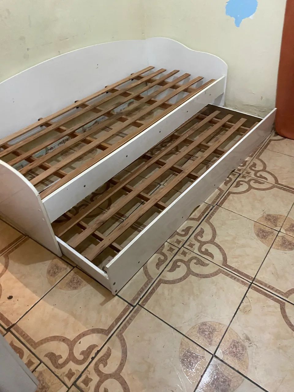 Cama de solteiro com cama auxiliar e outra auxiliar sem colchão  - Foto 2