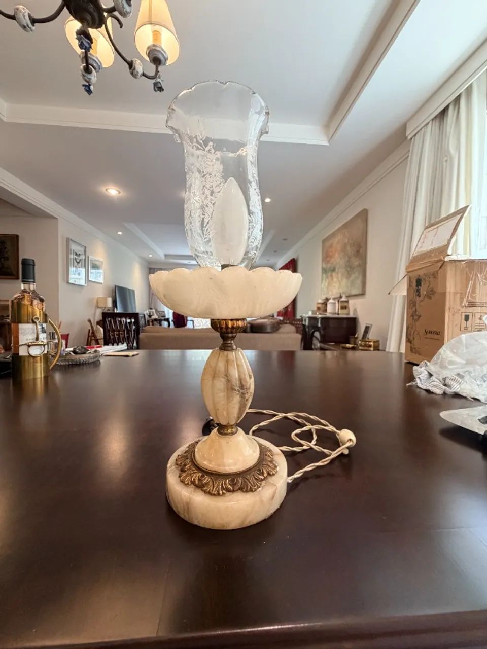 Abajur em vidro gravado e base em alabastro - Foto 2